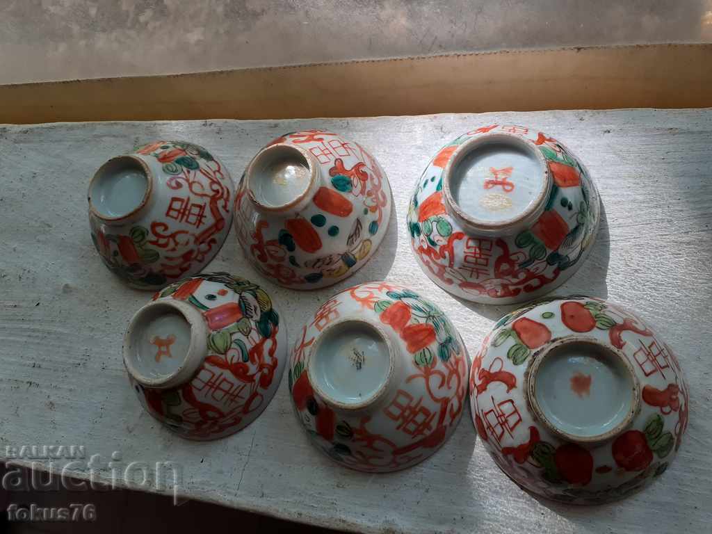 Много стари ръчно рисувани порцеланови чашки за саке