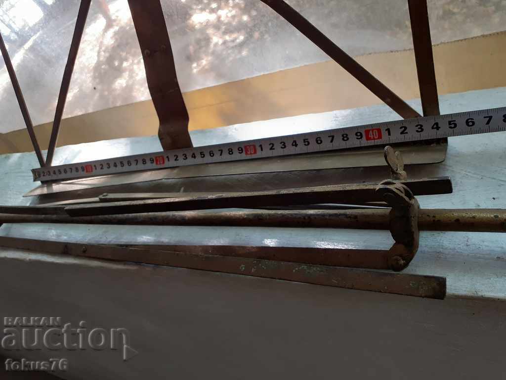 Delivery of Old metal stand for music or books