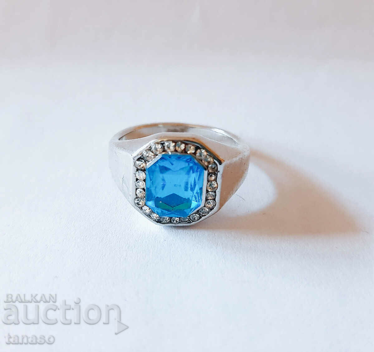 Мъжки пръстен със син циркон и топази с цена € 11.00 | 21.51 лв. Мъжки пръстен със син циркон и топази с цена € 11.00 | 21.51 лв.