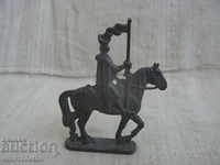 Оловна фигура Рицар на кон