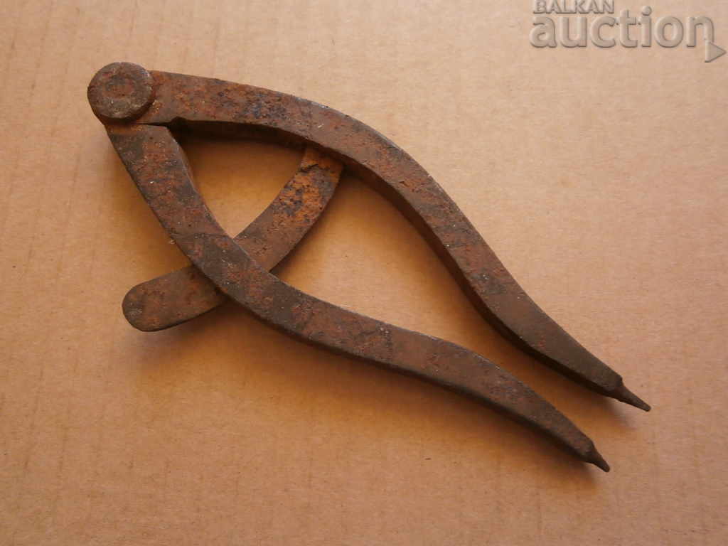 ancient primitive compass with price 21.00 BGN | € 10.74 ancient primitive compass with price 21.00 BGN | € 10.74