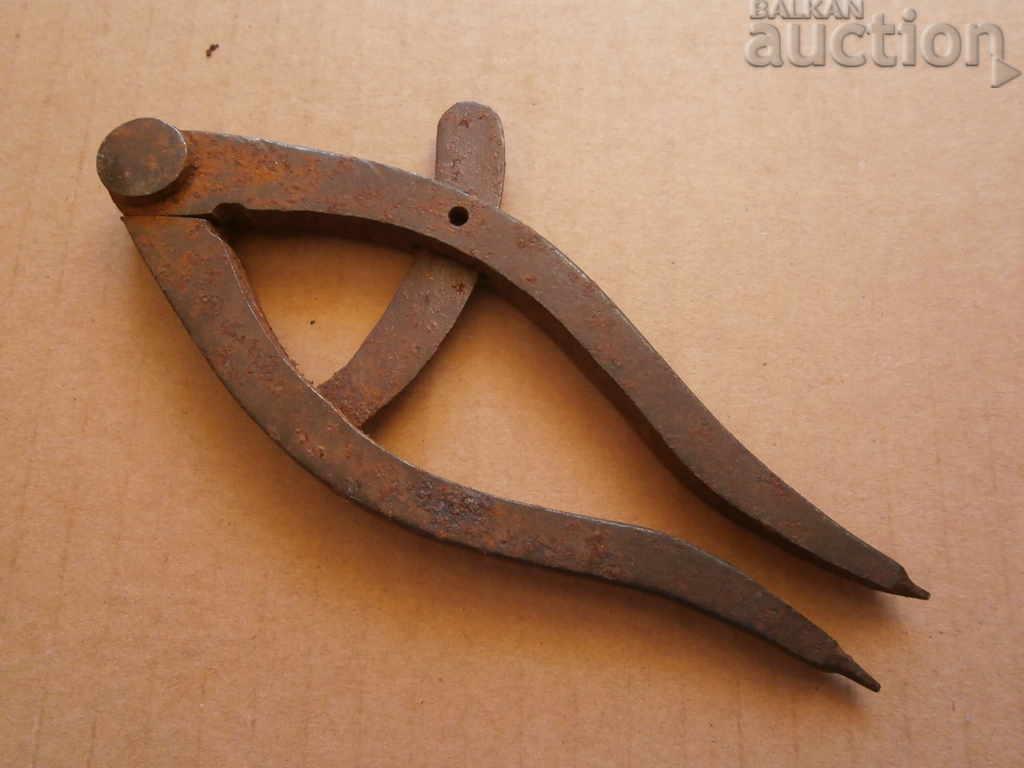 Auction ancient primitive compass Auction ancient primitive compass