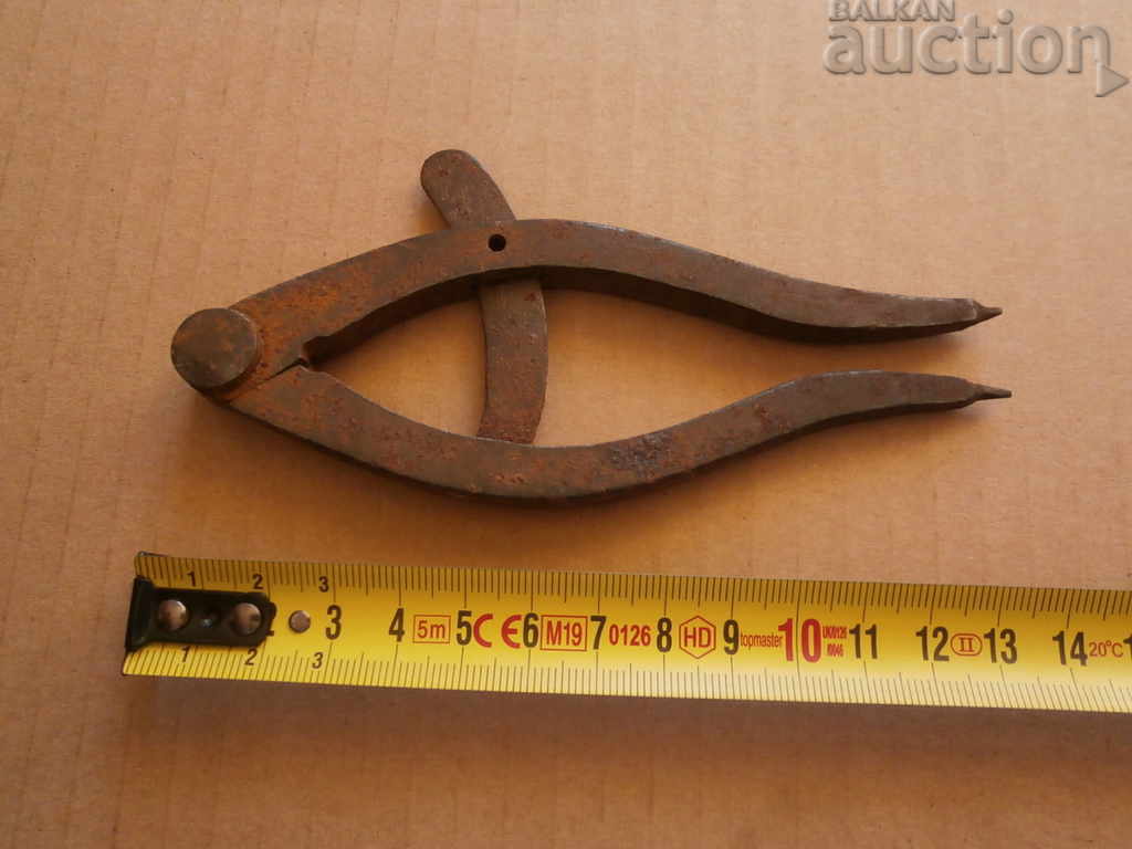 Delivery of ancient primitive compass Delivery of ancient primitive compass