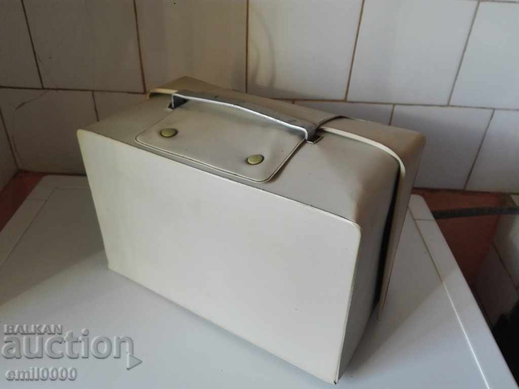 An old German movie machine. - 7