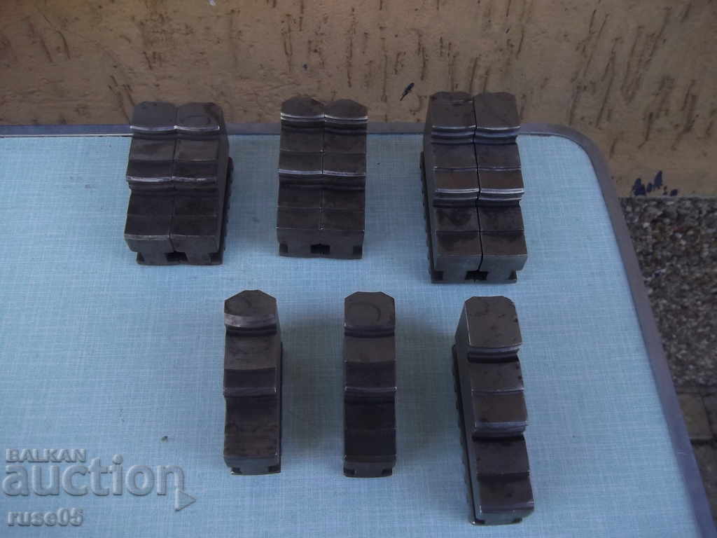 Delivery of Lot of 9 pcs. universal jaws Delivery of Lot of 9 pcs. universal jaws