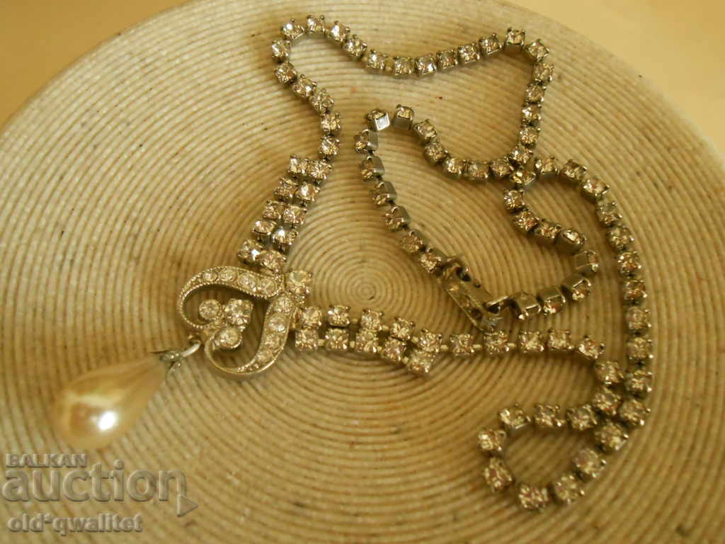 Colier vechi elegant, elegant, solemn cu preț 197.00 BGN | € 100.72