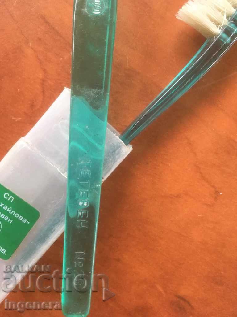 BRUSH WITH RETRO BOX FOR COLLECTION - 6 BRUSH WITH RETRO BOX FOR COLLECTION - 6