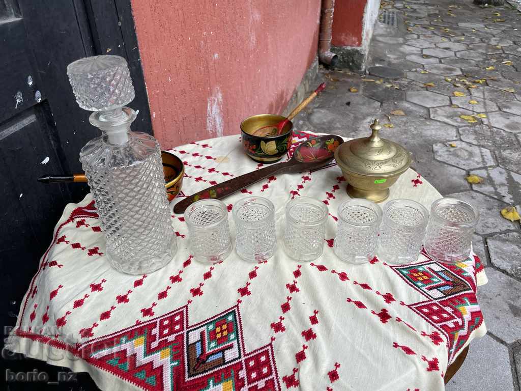 Auction  10732. OLD SERVICE GARAPHA AND GLASSES SOLID GLASS