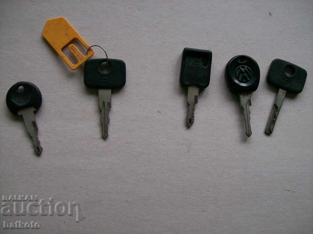 Πολλά παλιά κλειδιά ανάφλεξης από δυτικά αυτοκίνητα