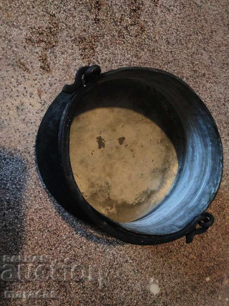 Παλιός μεγάλος χάλκινος λέβητας Παλιός μεγάλος χάλκινος λέβητας