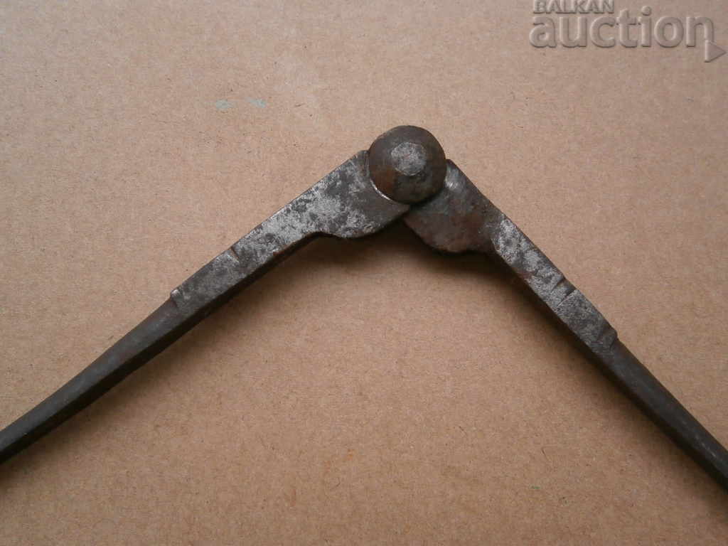 Delivery of ancient primitive compass Delivery of ancient primitive compass