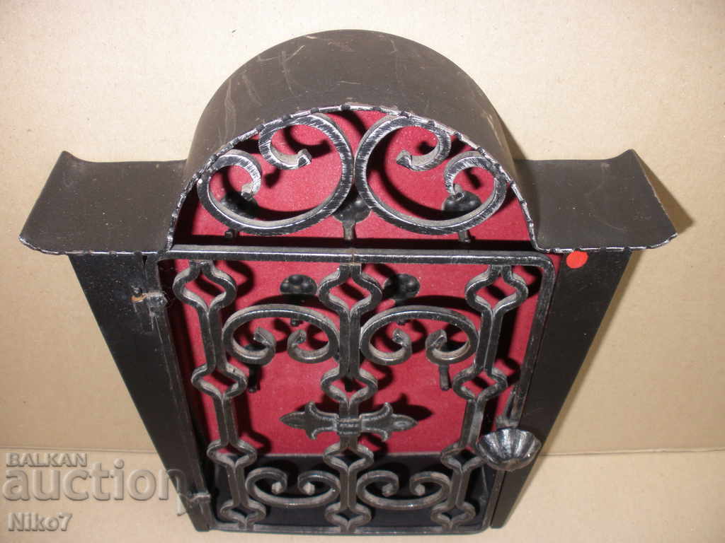 Auction  Metal box/holder/hanger/ for keys.