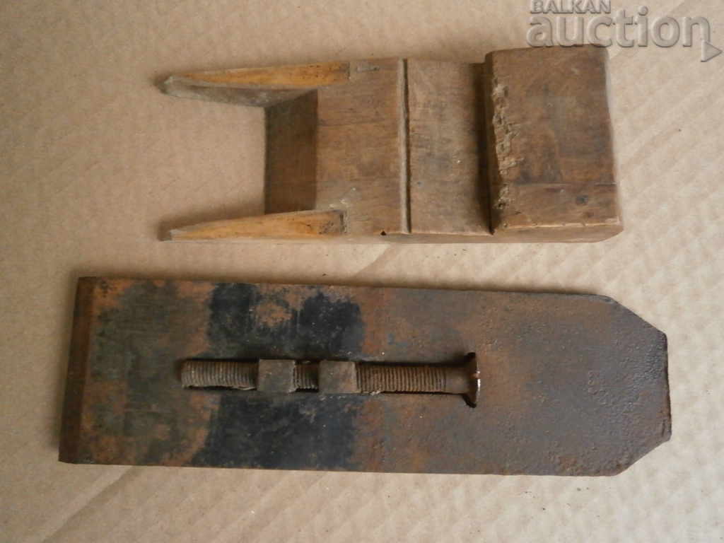 an old primitive large carpentry planer - 6 an old primitive large carpentry planer - 6