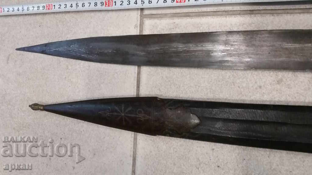 Livrarea Sabie cu pumnal caucazian cu crampoane argintii -80 cm. Livrarea Sabie cu pumnal caucazian cu crampoane argintii -80 cm.
