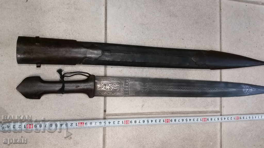 Sabie cu pumnal caucazian cu crampoane argintii -80 cm. Sabie cu pumnal caucazian cu crampoane argintii -80 cm.