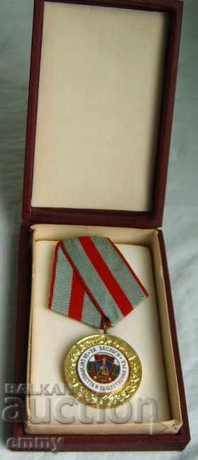 Медал "За заслуги за сигурността и обществения ред" с кутия