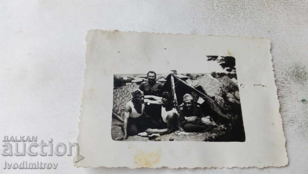 Снимка Сержант и войници пред палатката