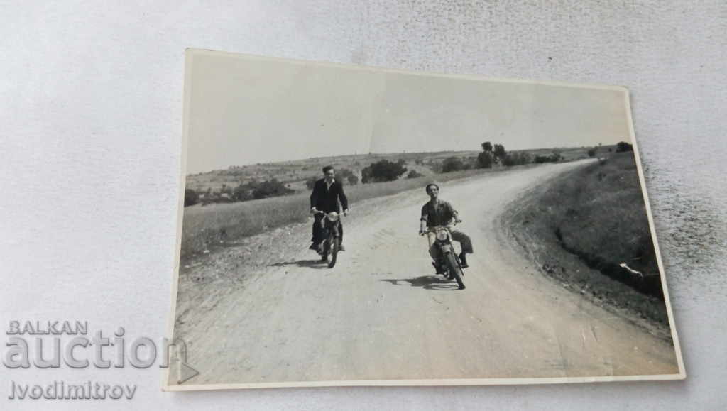 Φωτογραφία Δύο άνδρες με ρετρό μοτοσικλέτες