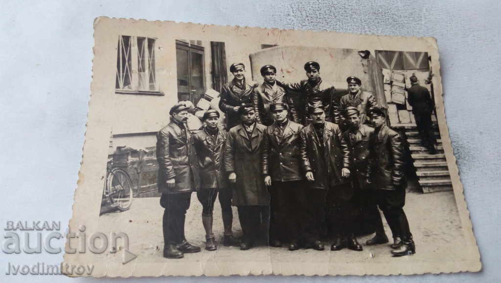 Φωτογραφική ομάδα ανδρών με μαύρες δερμάτινες στολές