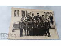 Φωτογραφική ομάδα ανδρών με μαύρες δερμάτινες στολές