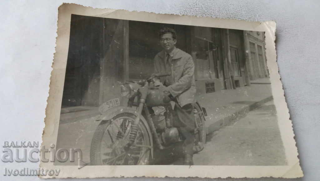 Снимка София Мъж с ретро мотоциклет с рег. № С 5518