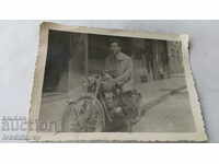 Φωτογραφία Sofia Man με ρετρό μοτοσικλέτα με αριθμό κυκλοφορίας № С 5518
