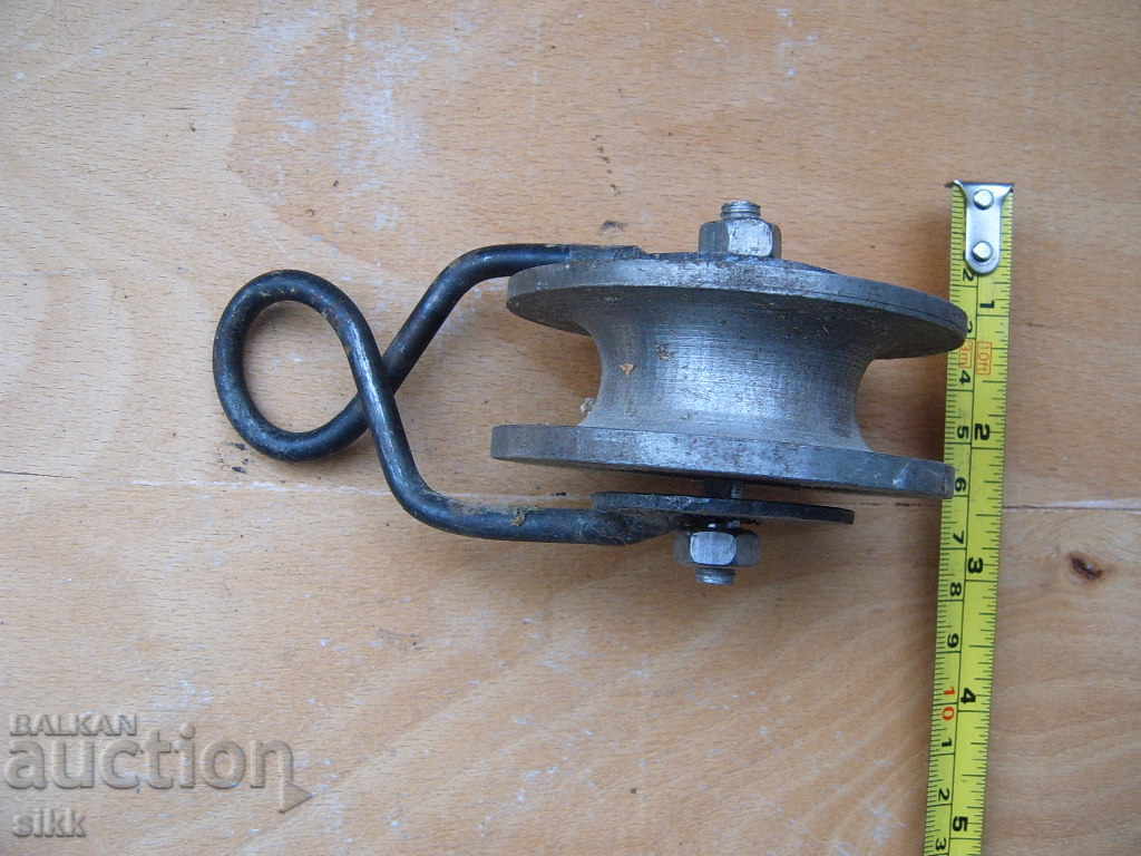 Fishing reel with price 20.00 BGN | € 10.23 Fishing reel with price 20.00 BGN | € 10.23