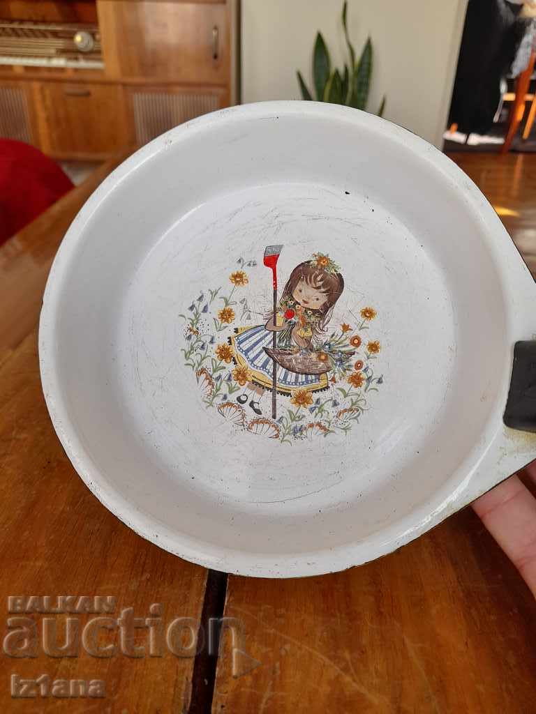 Old enameled omelet pan, pan with price 22.00 BGN | € 11.25 Old enameled omelet pan, pan with price 22.00 BGN | € 11.25