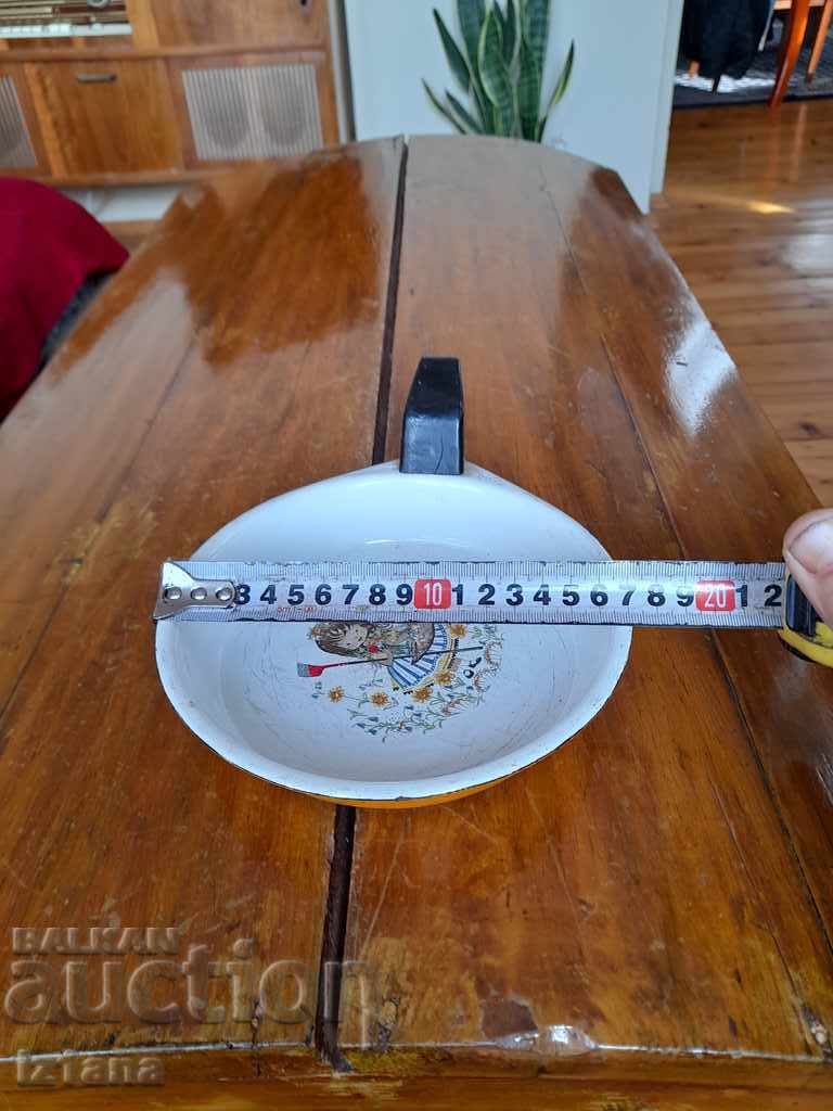 Delivery of Old enameled omelet pan, pan Delivery of Old enameled omelet pan, pan