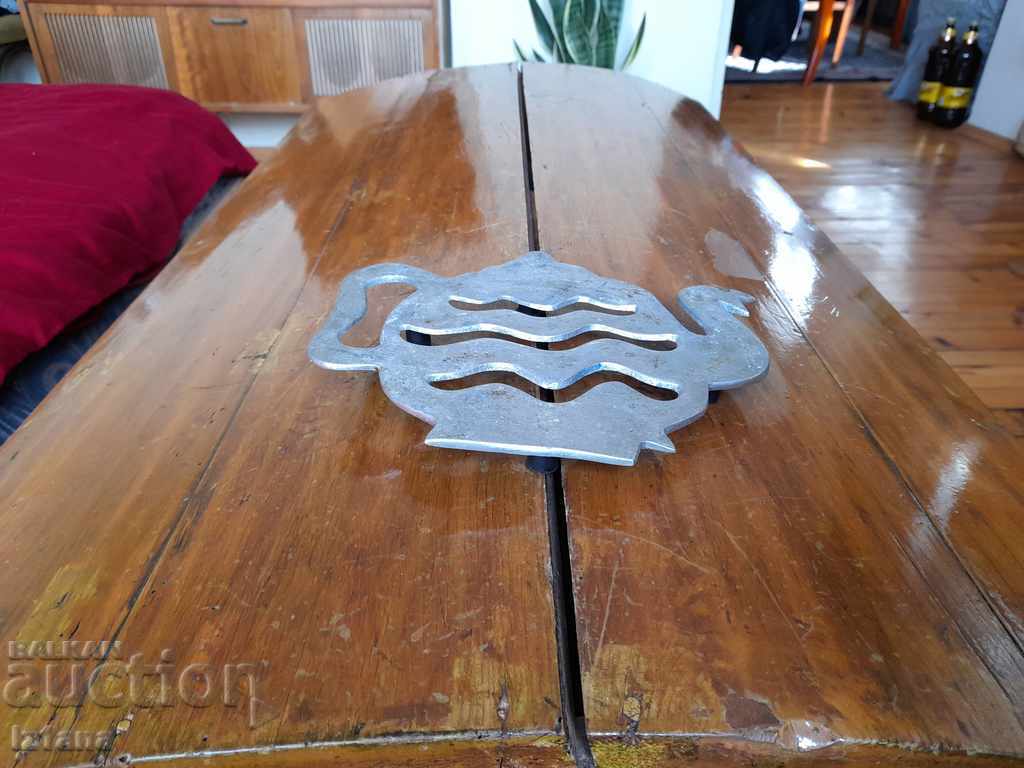 Old hot dish stand, items Old hot dish stand, items