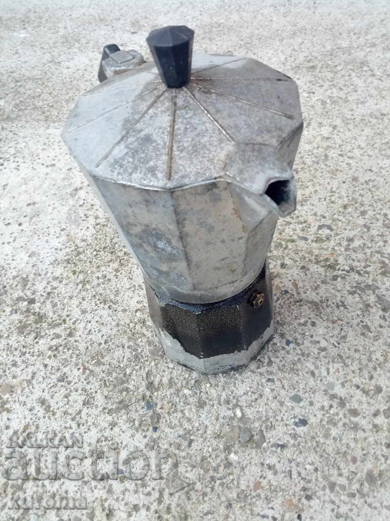 An old coffee maker with price 9.99 BGN | € 5.11 An old coffee maker with price 9.99 BGN | € 5.11