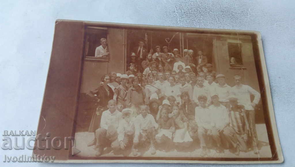 Photo Boys and girls in front of a railway car