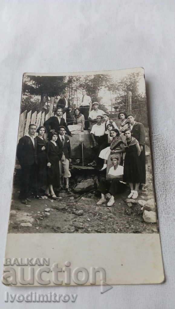 Снимка Млади момичета и момчета на селската чешма