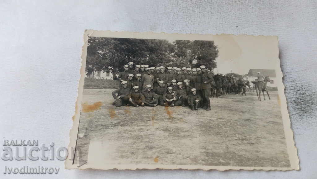 Foto Soldații în curtea unei școli militare
