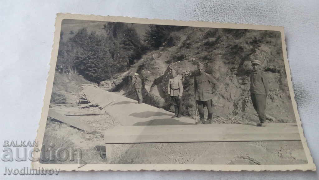 Снимка Офицер и войници на строеж на мост