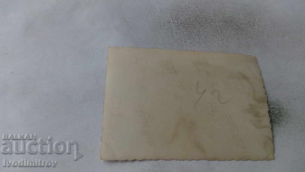 Φωτογραφία Νέα γυναίκα με ένα κοριτσάκι με τιμή 2.35 BGN | € 1.20 Φωτογραφία Νέα γυναίκα με ένα κοριτσάκι με τιμή 2.35 BGN | € 1.20