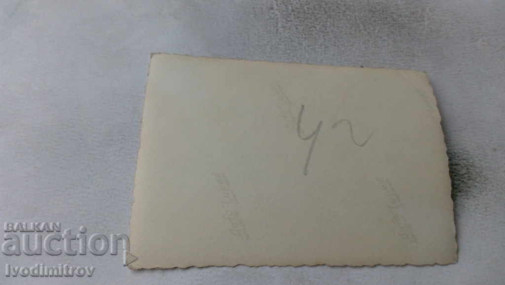 Fotografie Femeie tânără cu preț € 1.20 | 2.35 BGN Fotografie Femeie tânără cu preț € 1.20 | 2.35 BGN