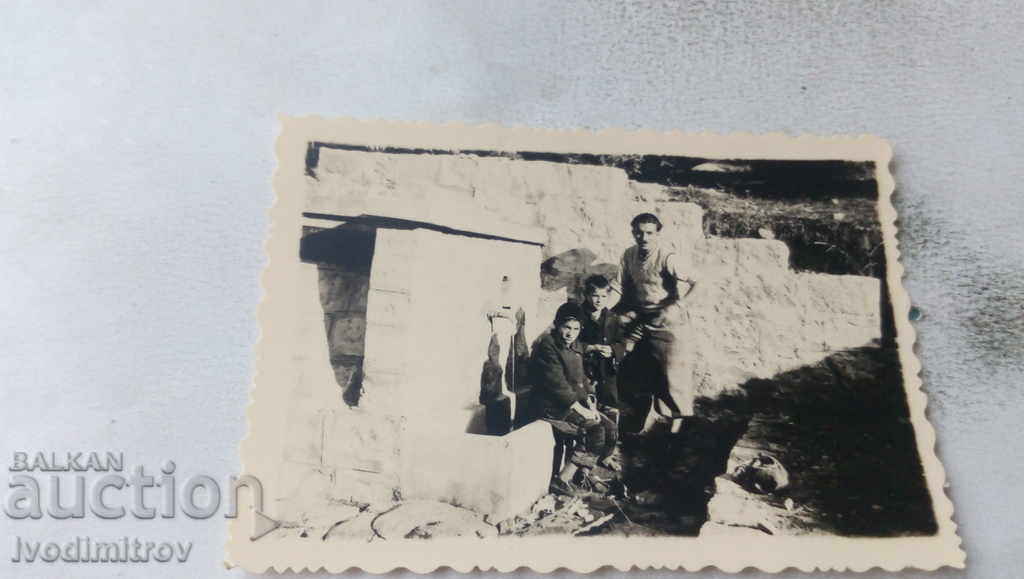 Снимка Баща с децата си на селската чешма