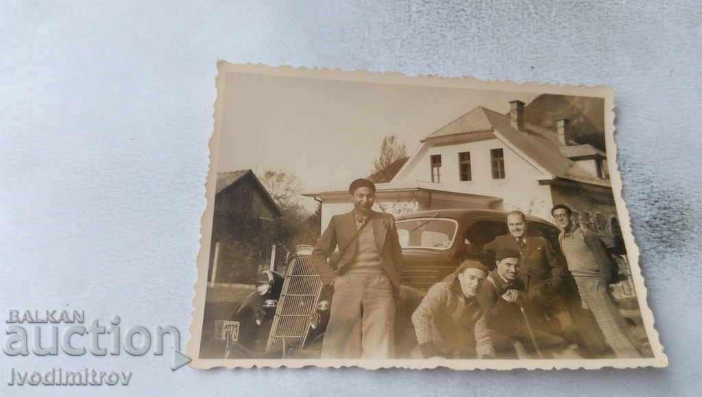 Foto Cinci prieteni lângă o mașină retro