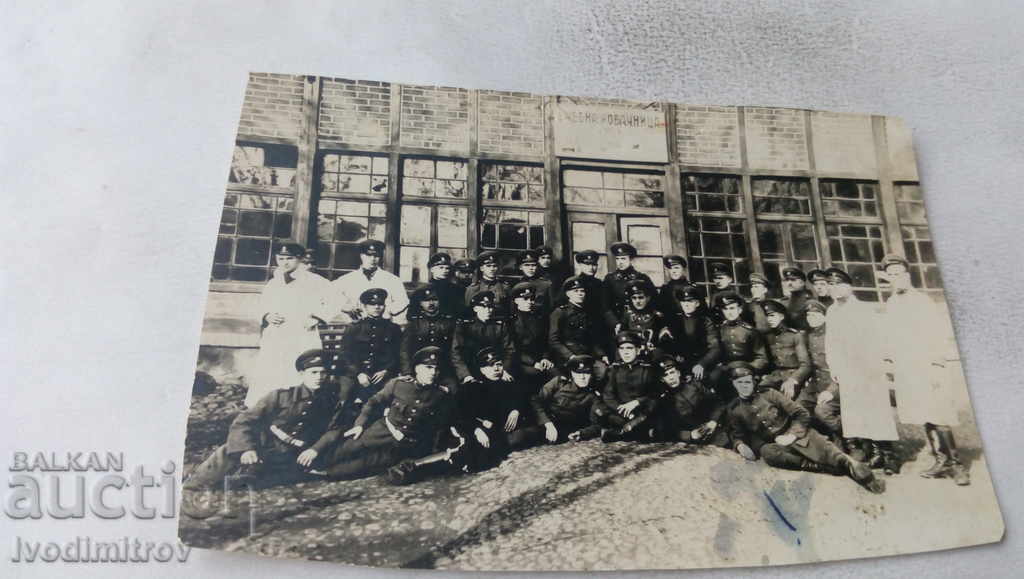 Φωτογραφία Στρατιώτες μπροστά από το Σφυρηλάτη Εκπαίδευσης