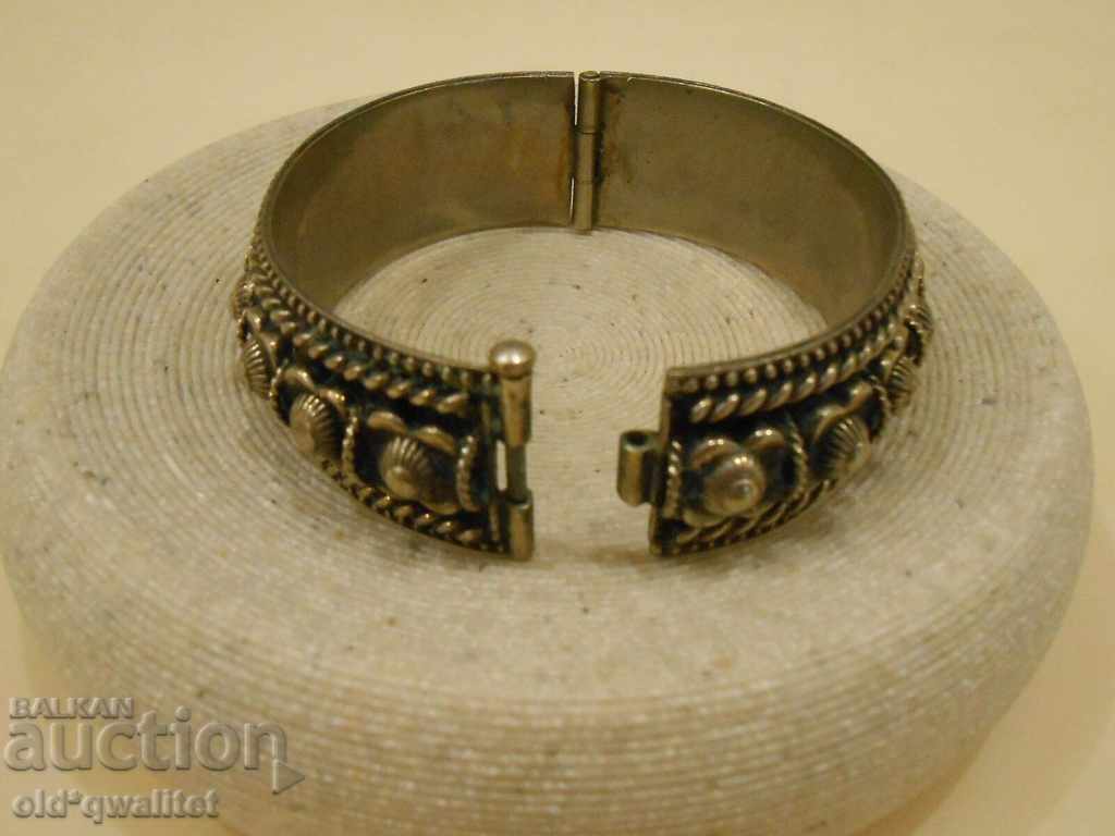 Delivery of Old, very beautiful wide BRACELET Delivery of Old, very beautiful wide BRACELET