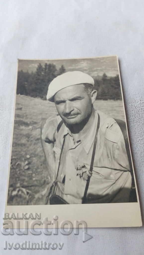 Fotografia unui om cu mustață la munte