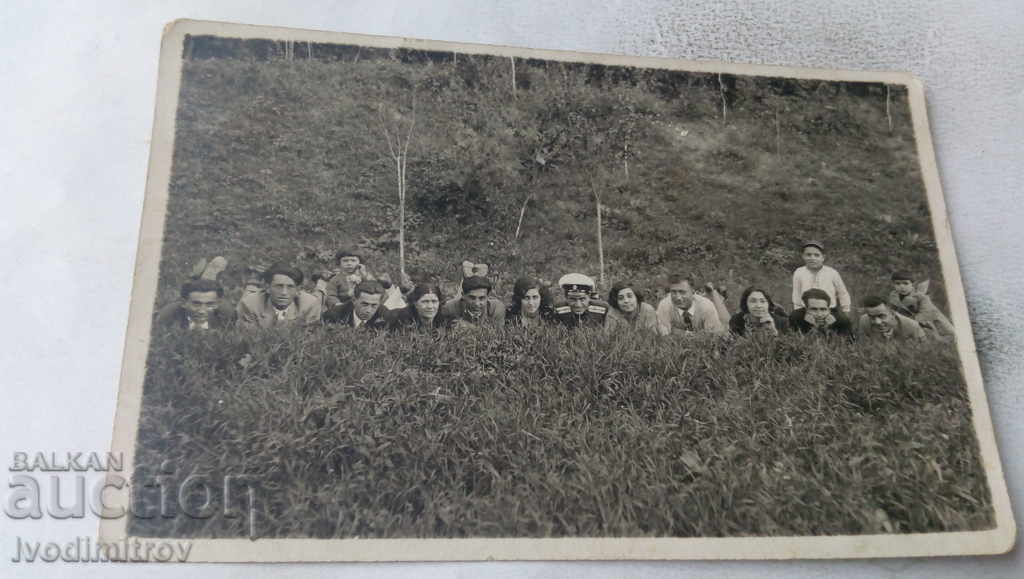 Fotografie Compania Tryavna într-o călătorie întinsă în iarbă 1930