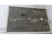 Снимка Трявна Компания на екскурзия легнали в тревата 1930