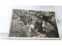 Foto Compania Tryavna în fața Gaurii Dragonului din 1929