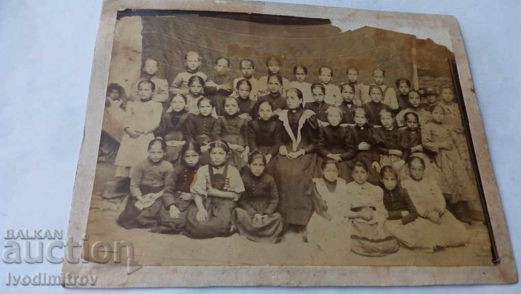 Φωτογραφία Κορίτσια με το δάσκαλο τους Χαρτόνι