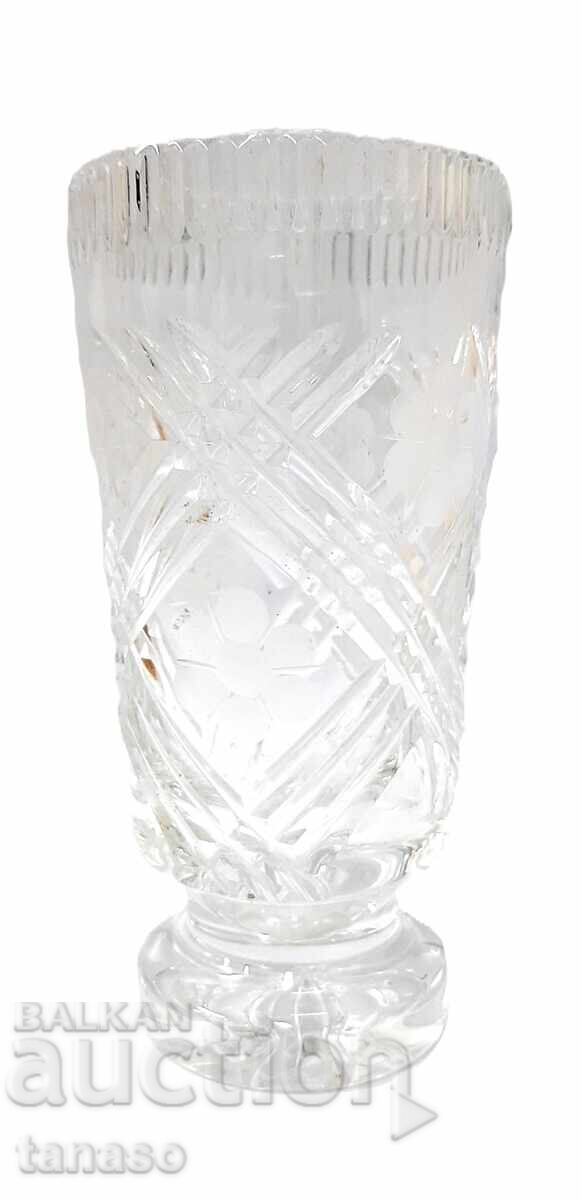 Vază retro din cristal cehesc, 1 kg, șlefuire în cruce, motive florale cu preț € 28.00 | 54.76 BGN
