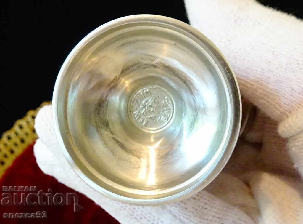 Delivery of Pewter Bowl with a Rembrandt Painting Delivery of Pewter Bowl with a Rembrandt Painting