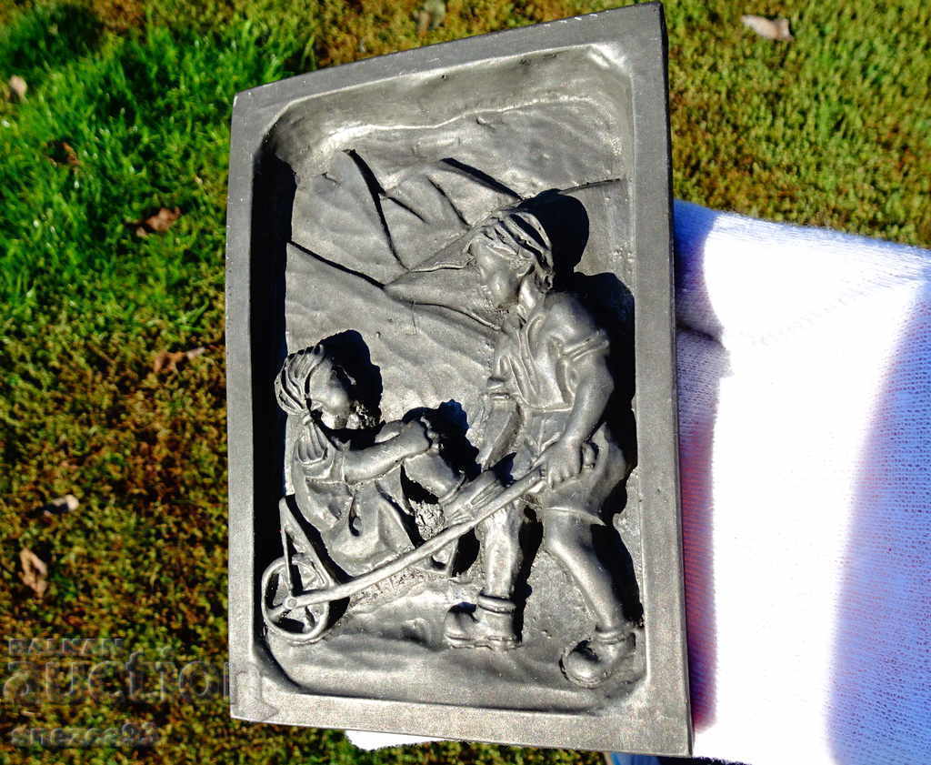 Delivery of German relief panel Children. Delivery of German relief panel Children.