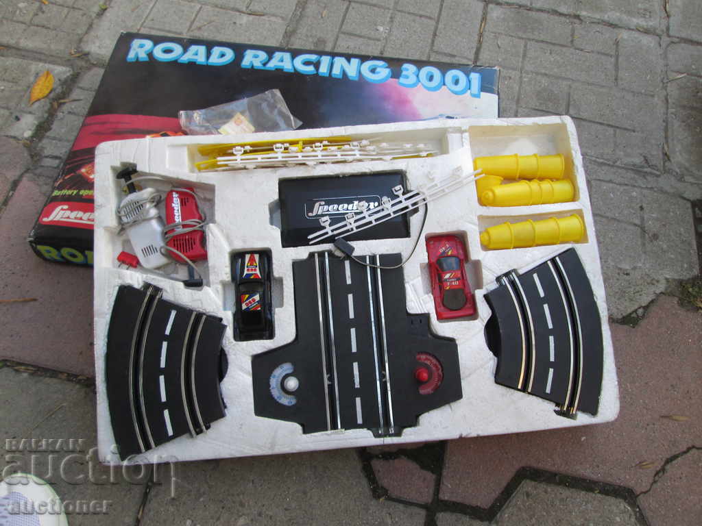 Доставка на СТАРА РЕТРО ЕЛЕКТРИЧЕСКА ПИСТА С КОЛИЧКИ Доставка на СТАРА РЕТРО ЕЛЕКТРИЧЕСКА ПИСТА С КОЛИЧКИ